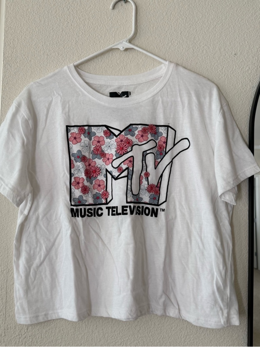 MTV Black Logo Graphic White Tee XXL y2k 90s embroidered flowers